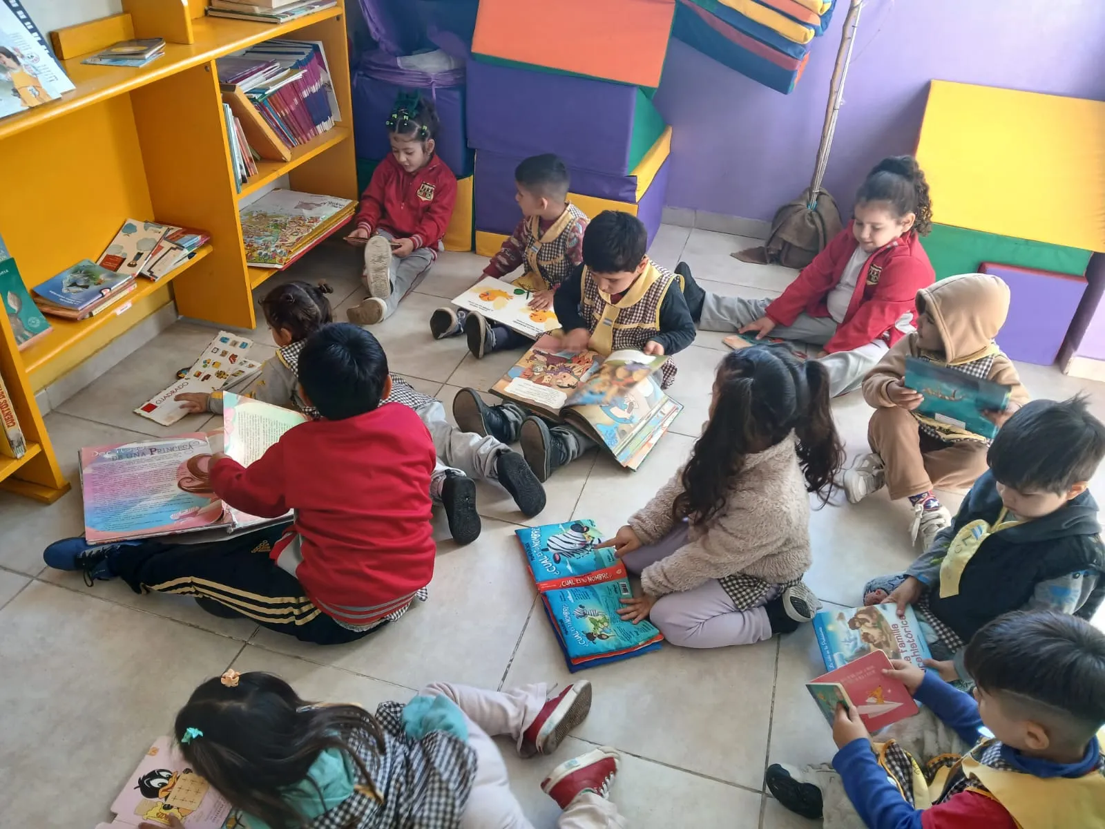 Niñas y niños en jardín comunitario
